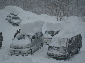 大雪駐車場の車.JPG